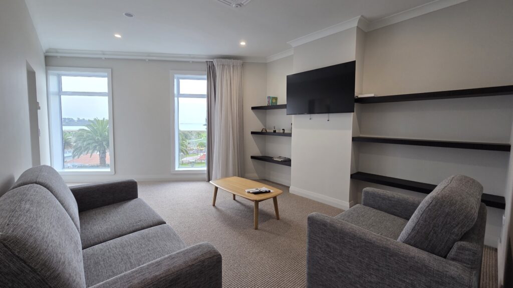 05 Bay Hill Apartment Lounge
